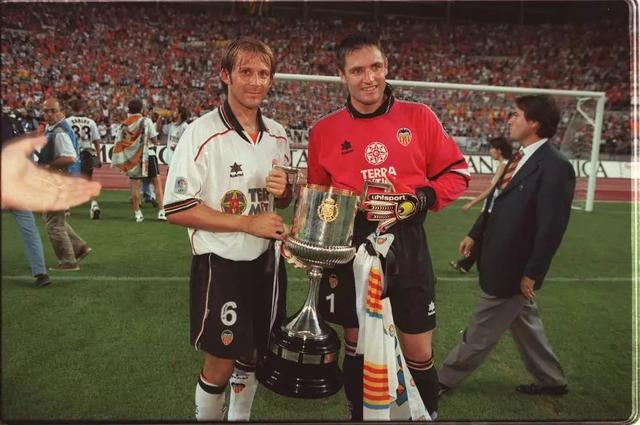 里程碑夜瓦伦西亚完成体检；意大利杯赛前刷纪录；媒体盛赞；心理建设被强调的简单介绍